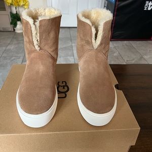 UGG LYNUS BOOTS